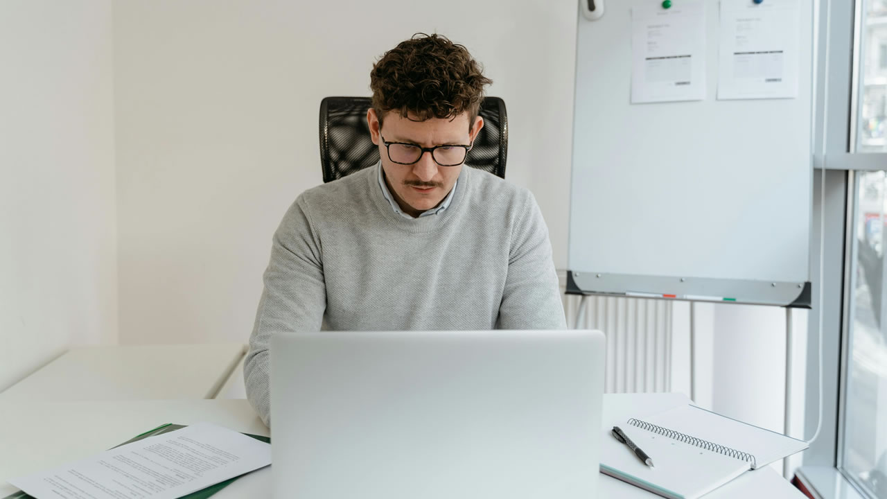 How does the HVUT rate differ for a logging vehicle compared to a standard commercial vehicle of the same weight?